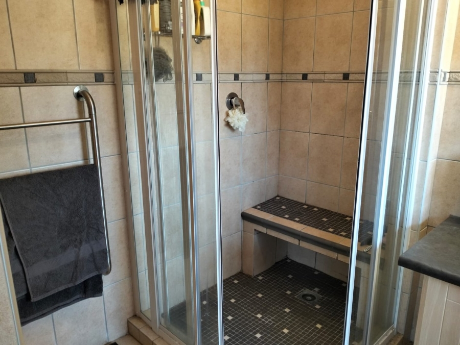 To Let 5 Bedroom Property for Rent in Glentana Western Cape